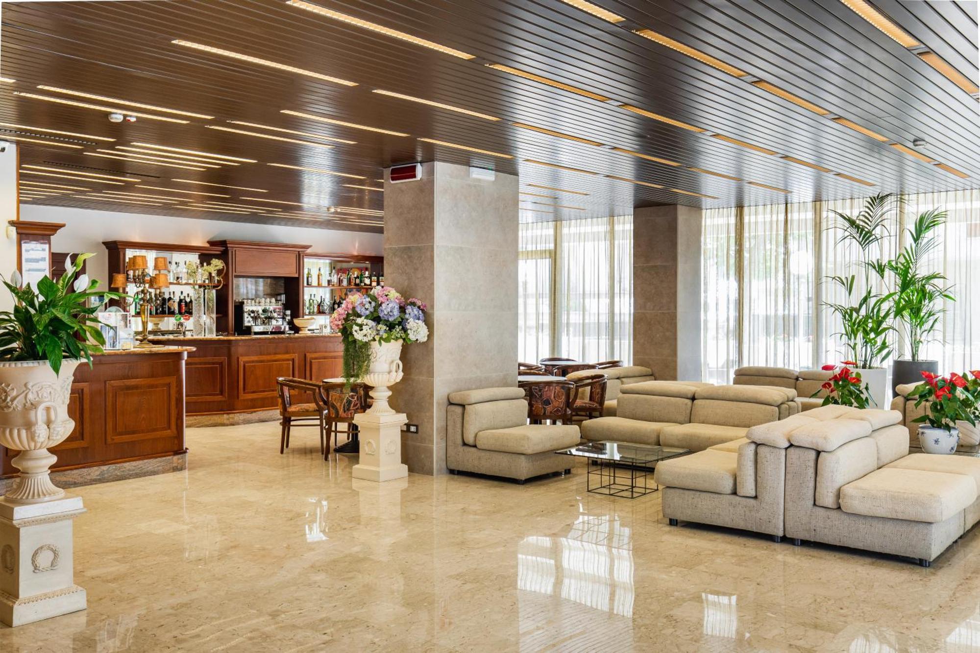 Hotel Ambasciatori Чезенатико Экстерьер фото