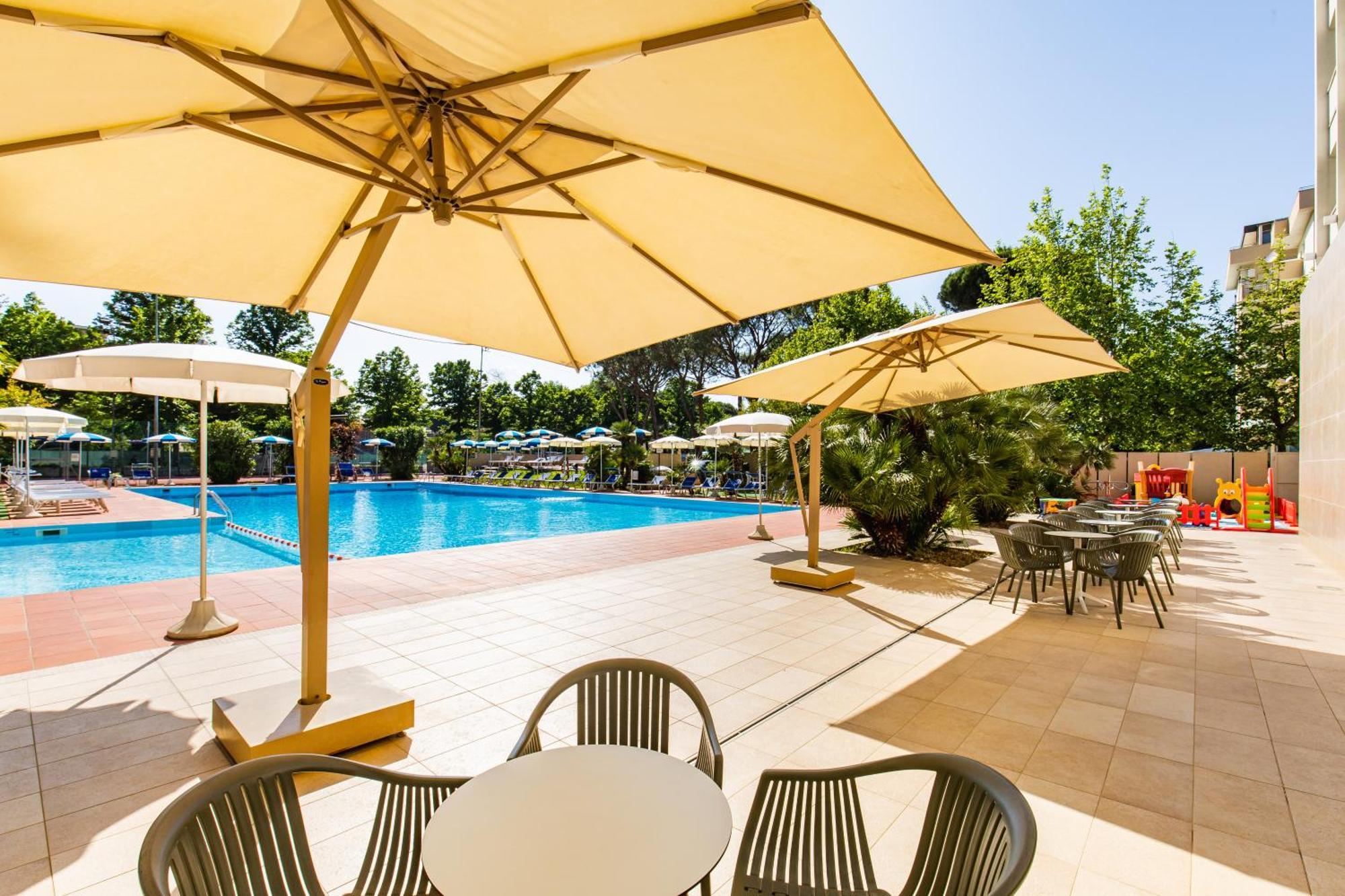 Hotel Ambasciatori Чезенатико Экстерьер фото