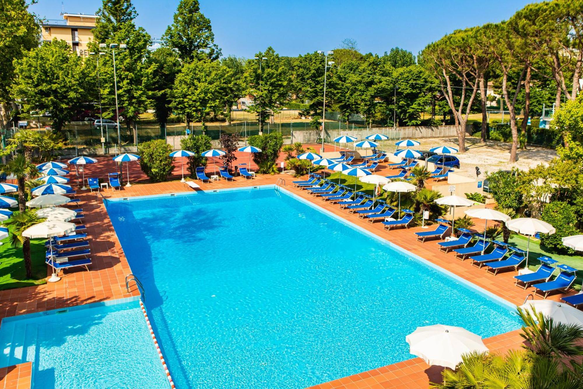 Hotel Ambasciatori Чезенатико Экстерьер фото