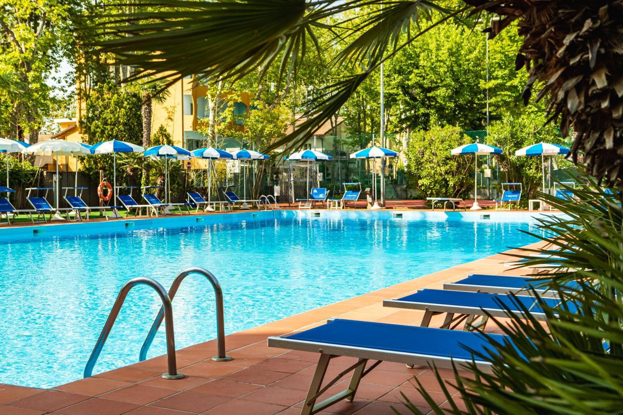 Hotel Ambasciatori Чезенатико Экстерьер фото