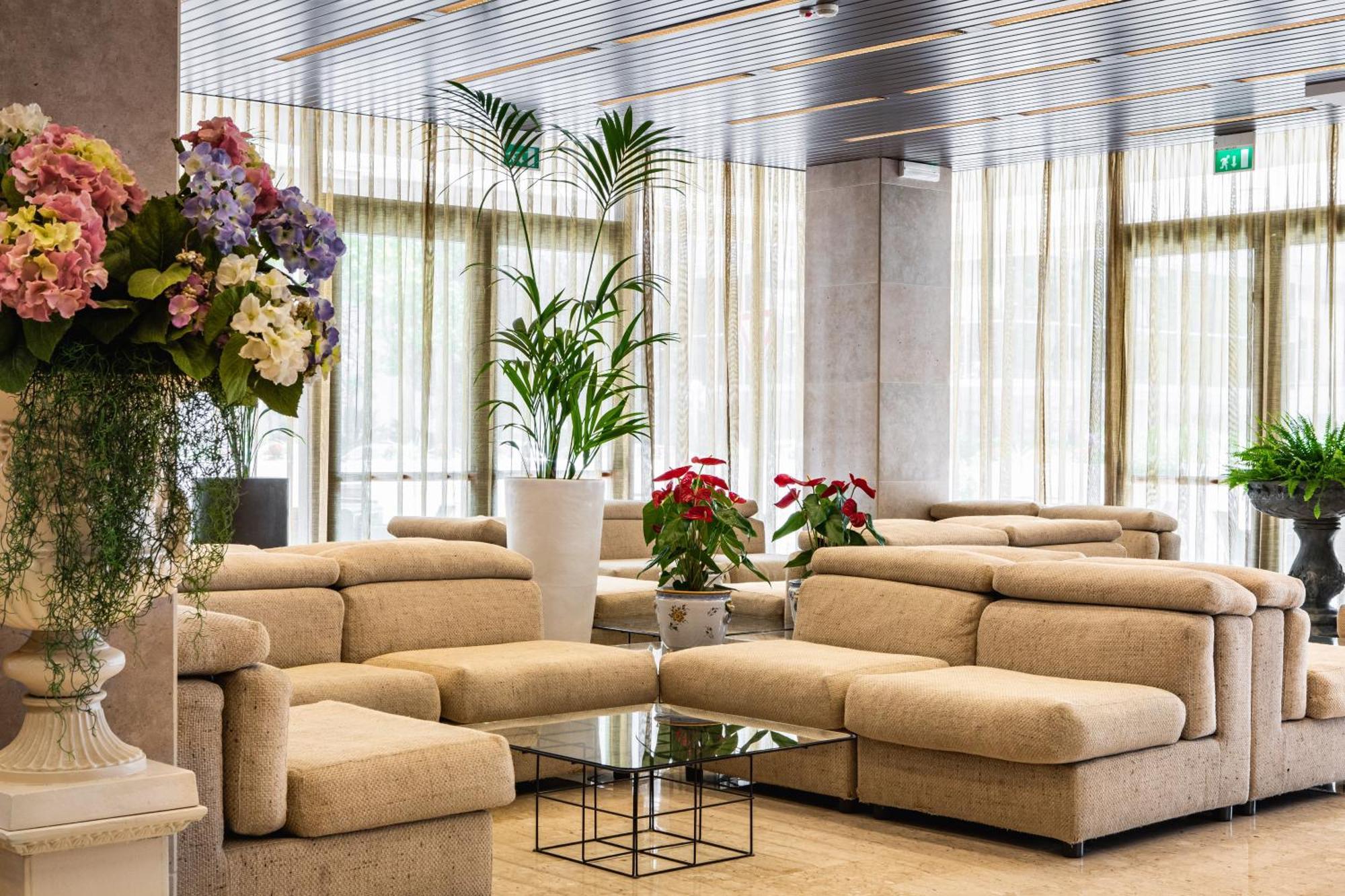 Hotel Ambasciatori Чезенатико Экстерьер фото