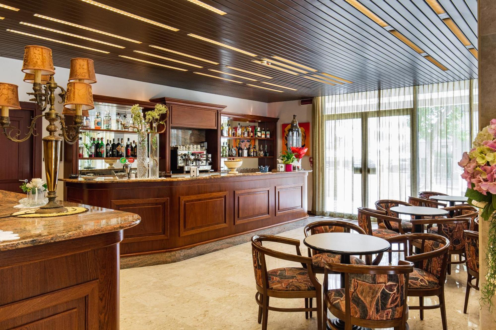 Hotel Ambasciatori Чезенатико Экстерьер фото