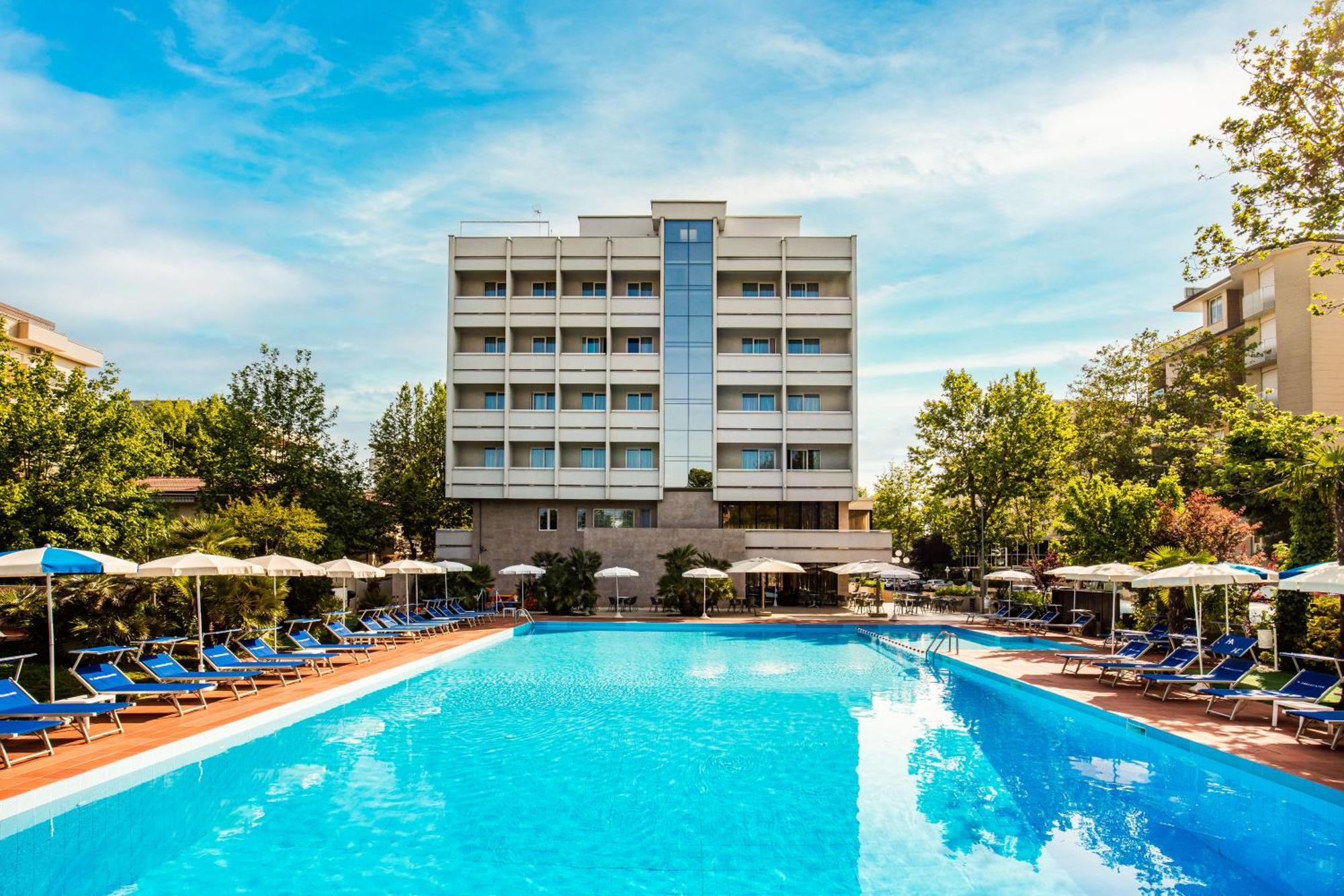 Hotel Ambasciatori Чезенатико Экстерьер фото